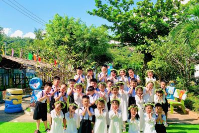 “Hôm nay là học sinh cuối cấp mầm non rồi đó nha 😍”. Ảnh kỷ yếu lớp MGL Vạn Phước C